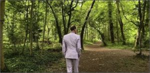 David Linx wandelt op een bosweg